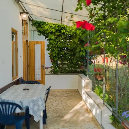 Maestral Near The Appartement *